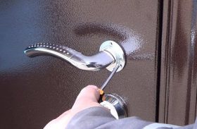 Замена дверной ручки металлической двери в Рубцовске