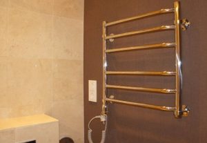 Установка электрического полотенцесушителя в ванной в Рубцовске